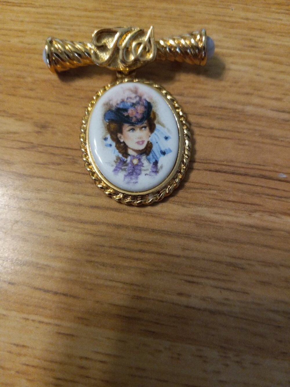 Vintage AVON 1996-97 Presidents Club DM Oval Dangle Picture Cameo